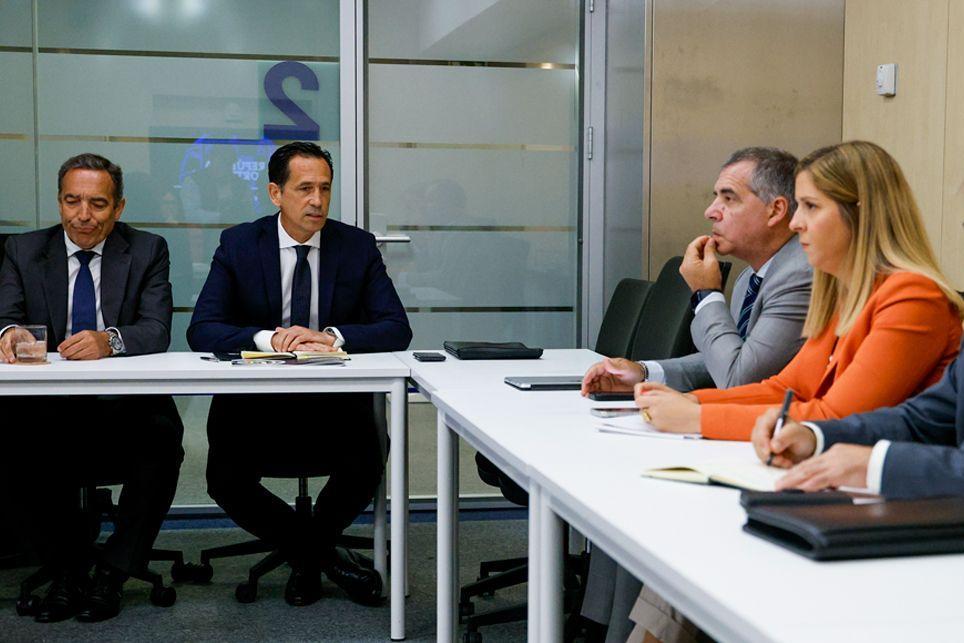 Liga Portugal, presidida por Reinaldo Teixeira (esq.), reuniu-se recentemente com o Governo — Foto: LIGA PORTUGAL
