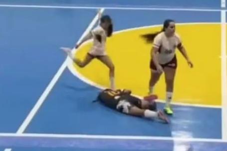 Chocante: jogadora suspensa por cinco anos após pontapear cabeça de adversária