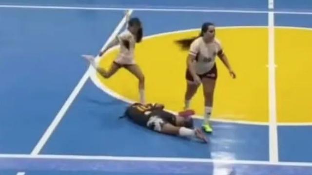 Chocante: jogadora suspensa por cinco anos após pontapear cabeça de adversária