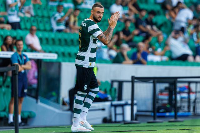 Zeno Debast já se apresentou para a nova época mas continua em recuperação - Foto: IMAGO