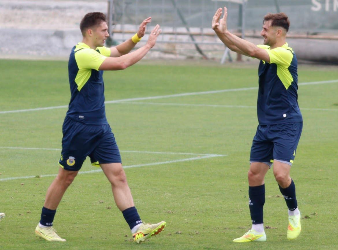 Marozau (esquerda) festeja com Barbero (direita) o golo contra o Rio Ave - Foto: Arouca