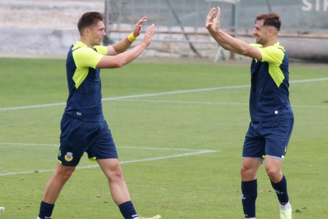 Marozau (esquerda) festeja com Barbero (direita) o golo contra o Rio Ave - Foto: Arouca