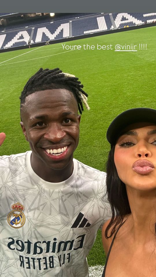 Vídeo e fotos: Kim Kardashian esteve no Bernabéu, Vinícius e até Florentino Pérez posaram