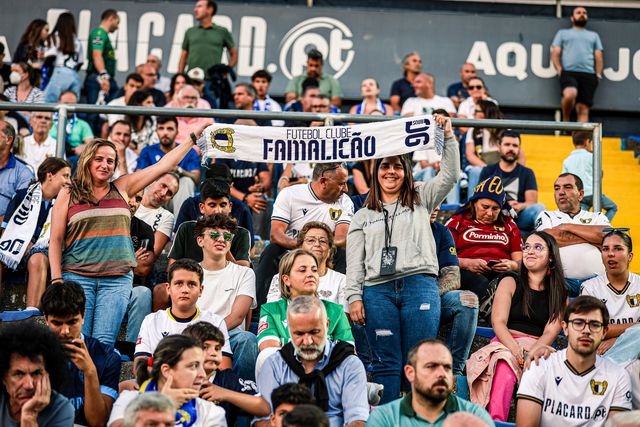 Famalicão: onda azul e branca a formar-se para Guimarães