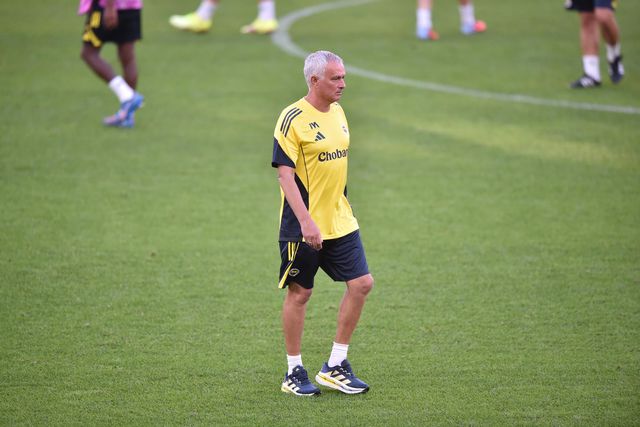 Dor de cabeça no ataque de Mourinho ao Benfica