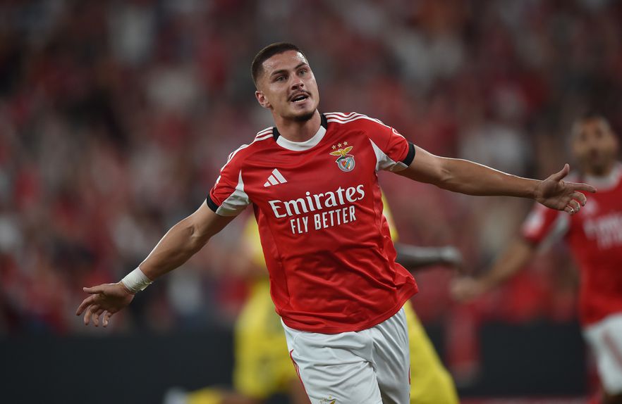 Franjo Ivanovic, avançado croata de 21 anos, tem a bola controlada e prepara-se para mais um lance ofensivo do Benfica na receção ao Tondela, jogo da 3.ª jornada da Liga realizado a 23 de agosto