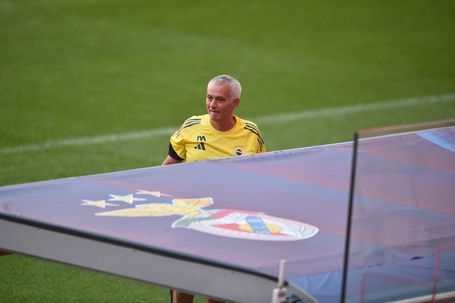 José Mourinho foi despedido do Fenerbahçe depois da derrota na Luz (Foto: Miguel Nunes/A BOLA)