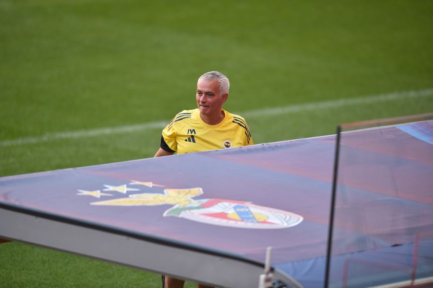 José Mourinho no treino de adaptação do Fenerbahçe ao Estádio da Luz (foto: Miguel Nunes/A BOLA)