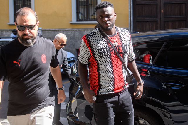 Victor Boniface à chegada para os exames médicos em Milão