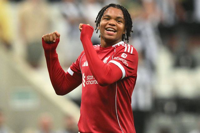 Rio Ngumoha celebra a vitória do Liverpool em Newcastle