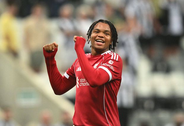 Rio Ngumoha celebra a vitória do Liverpool em Newcastle