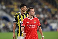 Mert Muldur, jogador do Fenerbahçe, e Kerem Akturkoglu, jogador do Benfica, na 1ª mão do play-off de acesso à Liga dos Campeões. (foto: imago)