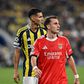 Mert Muldur, jogador do Fenerbahçe, e Kerem Akturkoglu, jogador do Benfica, na 1ª mão do play-off de acesso à Liga dos Campeões. (foto: imago)
