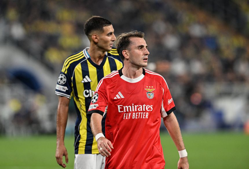 Mert Muldur, jogador do Fenerbahçe, e Kerem Akturkoglu, jogador do Benfica, na 1ª mão do play-off de acesso à Liga dos Campeões. (foto: imago)