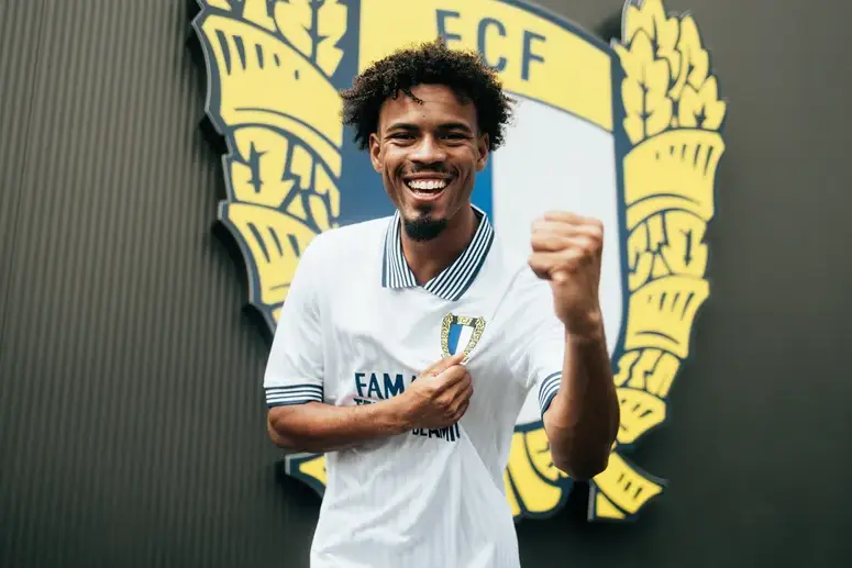 Mathis Jangeal estreou-se oficialmente pela equipa principal do Famalicão — Foto: Famalicão