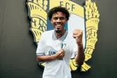 Mathis Jangeal estreou-se oficialmente pela equipa principal do Famalicão — Foto: Famalicão