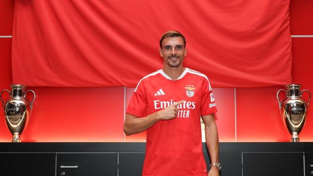 João Palhinha já veste de águia ao peito - Foto: SL Benfica