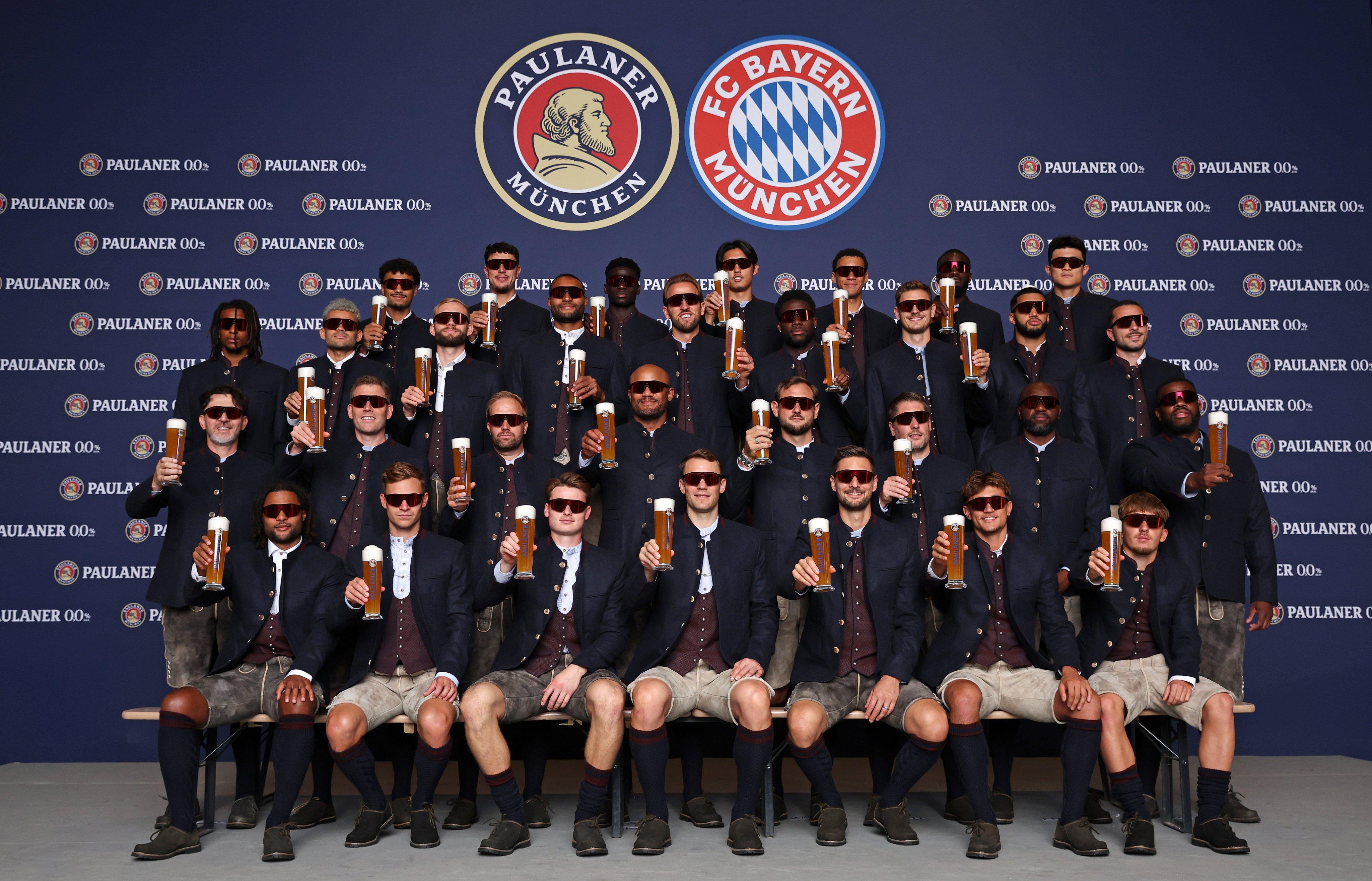 Jogadores do Bayern com Lederhosen, o traje tradicional da Baviera - foto: Bayern Munique