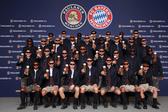 Jogadores do Bayern com Lederhosen, o traje tradicional da Baviera - foto: Bayern Munique
