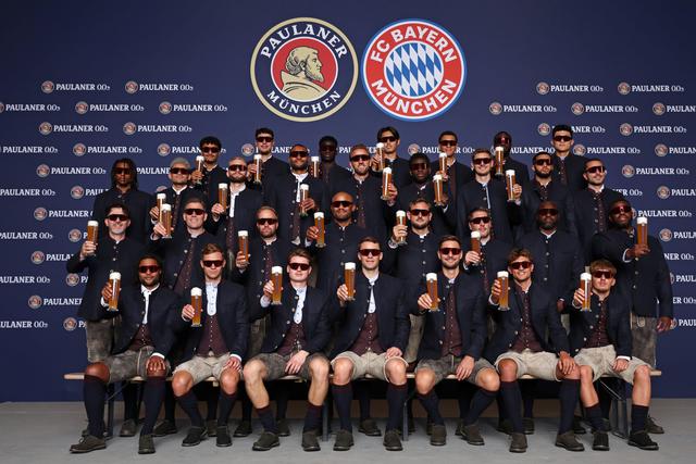 Jogadores do Bayern com Lederhosen, o traje tradicional da Baviera - foto: Bayern Munique