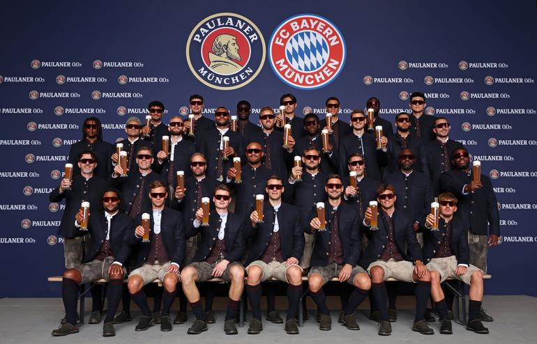 Jogadores do Bayern com Lederhosen, o traje tradicional da Baviera - foto: Bayern Munique