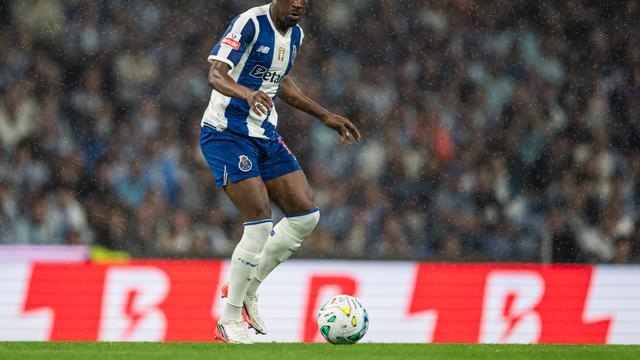 «FC Porto devia ir ao mercado buscar um lateral-esquerdo»