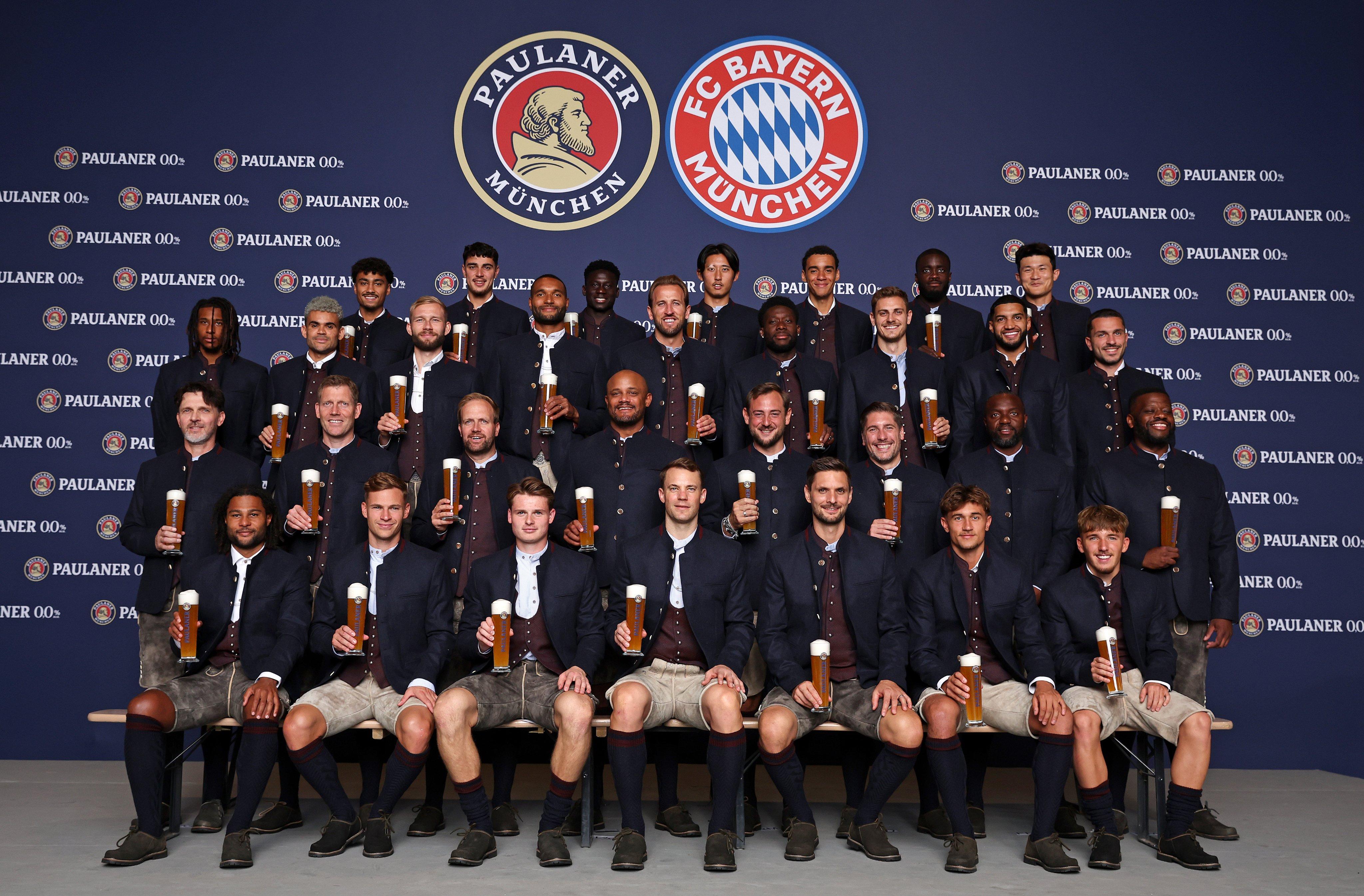 Jogadores do Bayern com Lederhosen, o traje tradicional da Baviera - foto: Bayern Munique