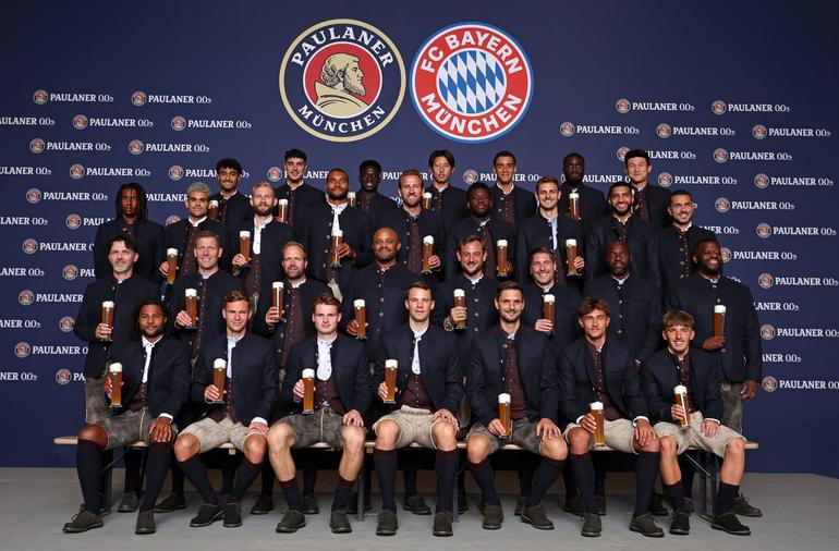 Jogadores do Bayern com Lederhosen, o traje tradicional da Baviera - foto: Bayern Munique