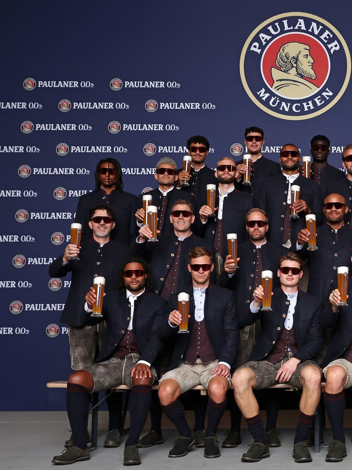 Jogadores do Bayern com Lederhosen, o traje tradicional da Baviera - foto: Bayern Munique
