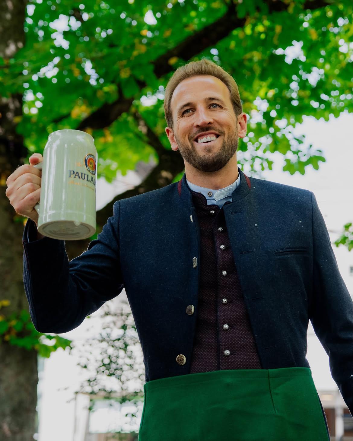 Jogadores do Bayern com Lederhosen, o traje tradicional da Baviera - foto: Bayern Munique