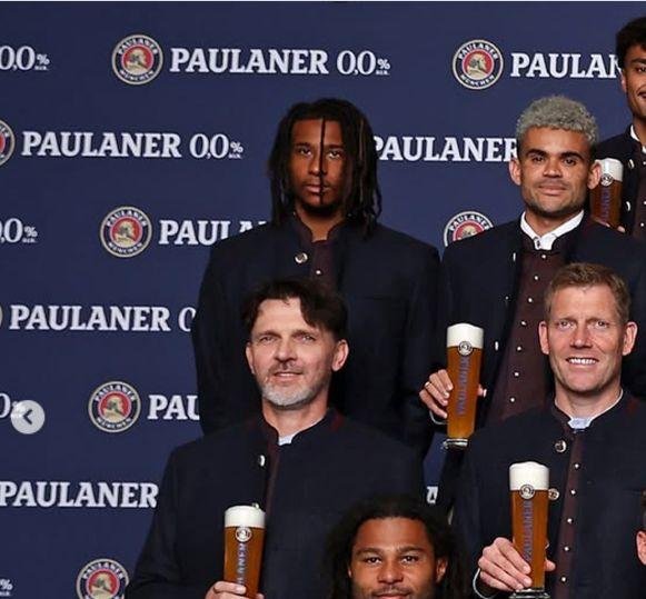 Jogadores do Bayern com Lederhosen, o traje tradicional da Baviera - foto: Bayern Munique