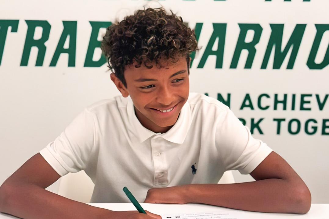 Lucas Cunha, filho de Nani, assina contrato com o Sporting - Foto: Nani/Instagram