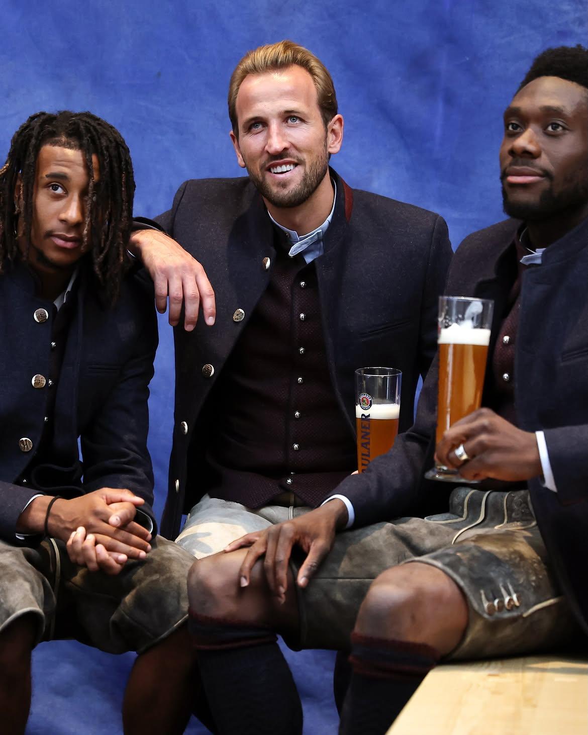 Jogadores do Bayern com Lederhosen, o traje tradicional da Baviera - foto: Bayern Munique