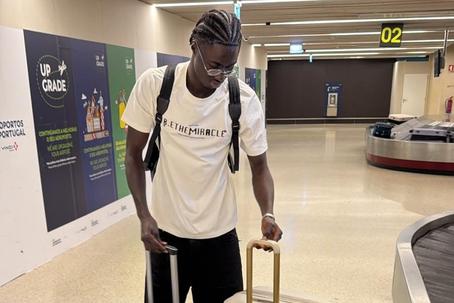 Djibril Gueye já em Portugal - Foto: DR