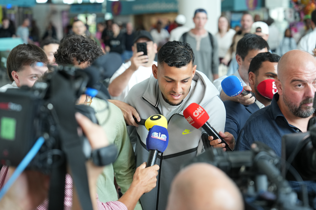 Kaique Pereira apareceu na zona de chegadas do Aeroporto Humberto Delgado pouco antes das 15h00 - Foto: A BOLA
