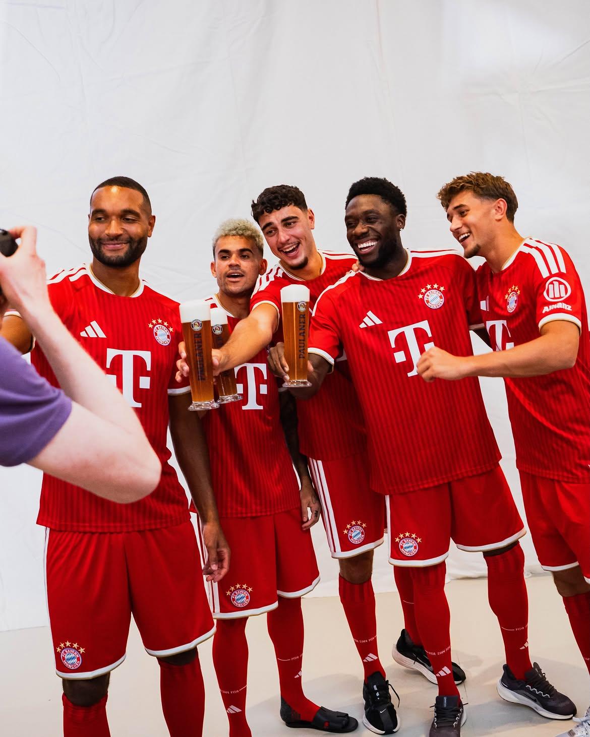 Jogadores do Bayern com Lederhosen, o traje tradicional da Baviera - foto: Bayern Munique