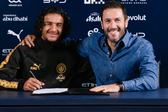 Bouaddi ao lado de Hugo Viana no primeiro dia como jogador dos 'citizens' - Foto: Manchester City