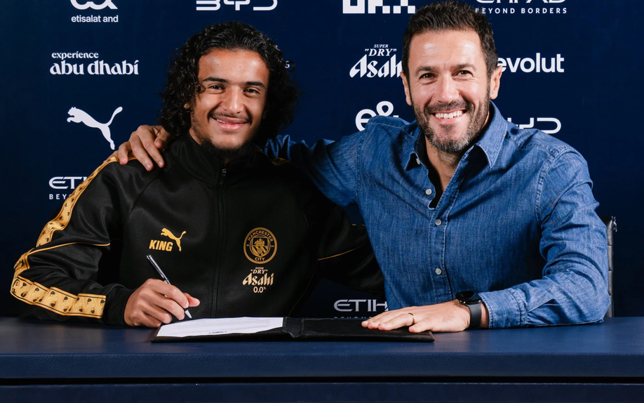Bouaddi ao lado de Hugo Viana no primeiro dia como jogador dos 'citizens' - Foto: Manchester City
