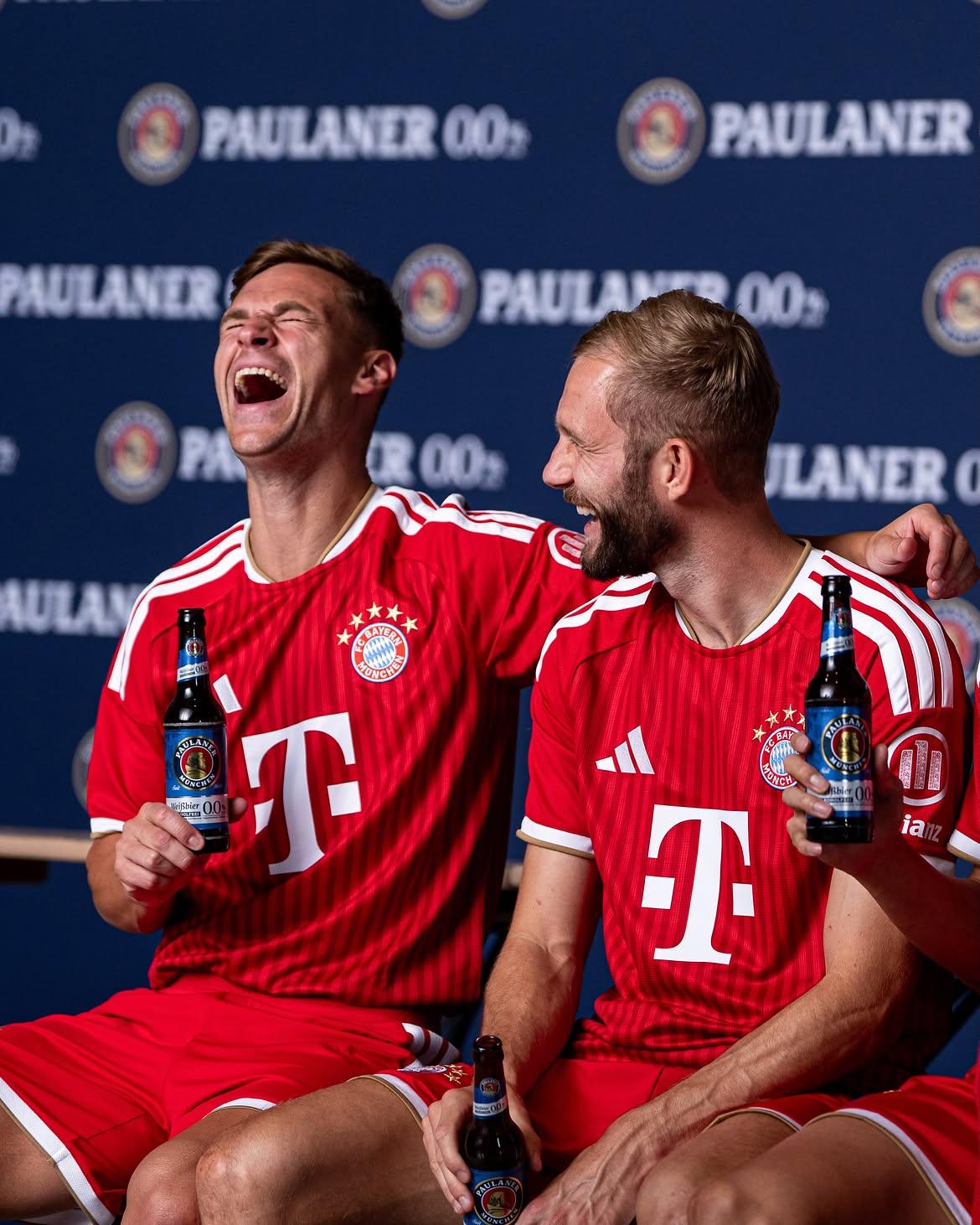 Jogadores do Bayern com Lederhosen, o traje tradicional da Baviera - foto: Bayern Munique
