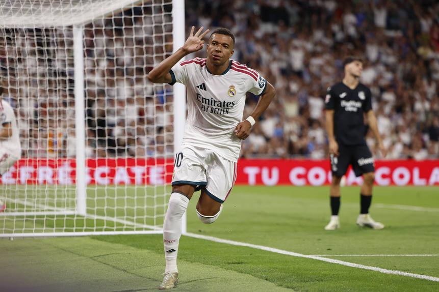 Mbappé foi a figura do jogo e assinou o primeiro hat-trick da temporada - FOTO: Imago