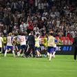 Guendouzi ‘incendeia’ Lyon após apuramento e provoca pancadaria geral