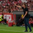 Jakob Poulsen orienta equipa do Aarhus no estádio da Luz - foto Imago