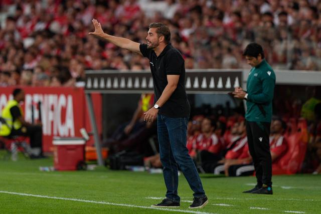 Jakob Poulsen orienta equipa do Aarhus no estádio da Luz - foto Imago