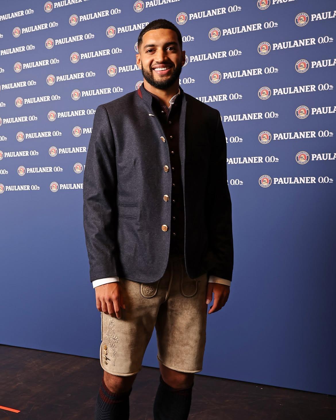 Jogadores do Bayern com Lederhosen, o traje tradicional da Baviera - foto: Bayern Munique