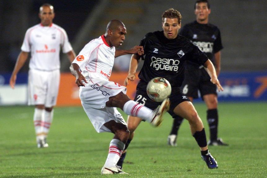 Buzsáky (de negro) com a camisola da Académica, na época 2003/04 - Foto: ASF/PRESS PHOTO AGENCY