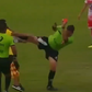 Momento em que Luis Alegre desferiu o pontapé. Foto: Transmissão
