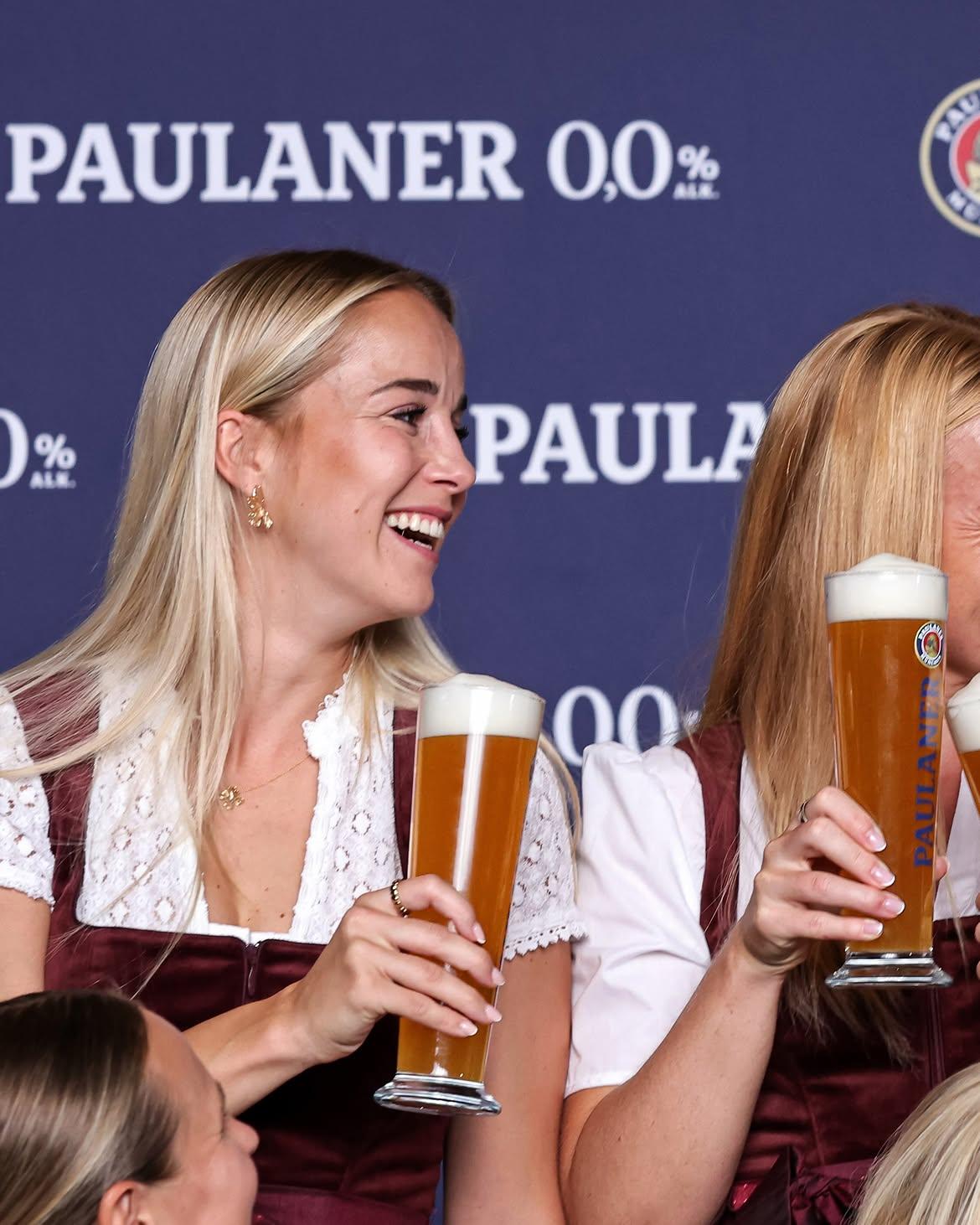 Jogadoras do Bayern com dirndls, o traje tradicional da Baviera - foto: Bayern Munique
