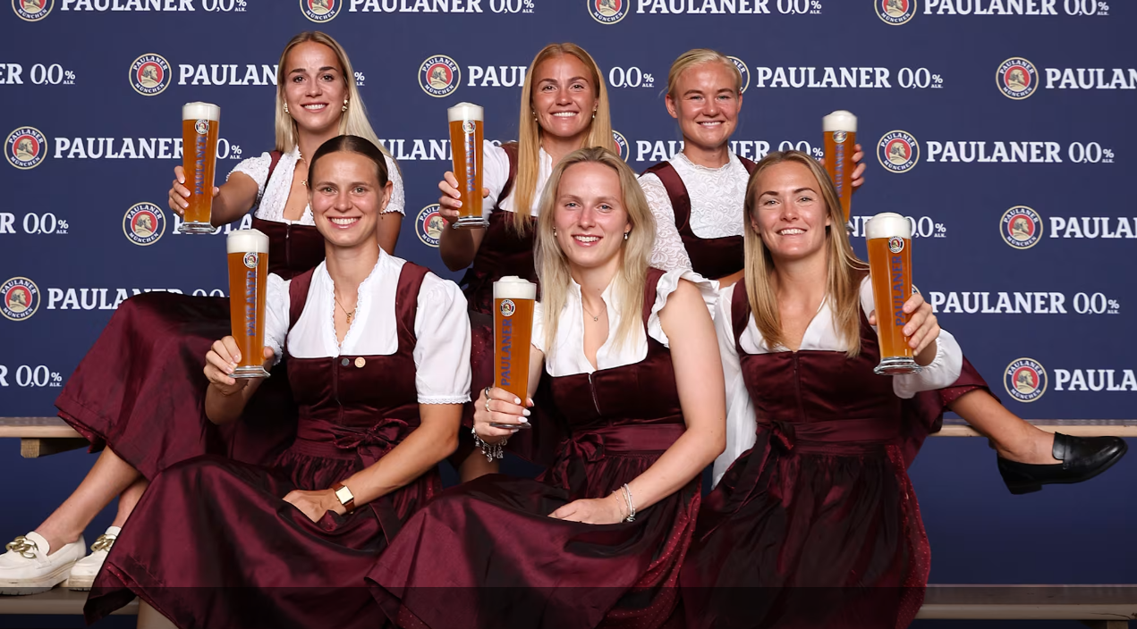 Jogadoras do Bayern com dirndls, o traje tradicional da Baviera - foto: Bayern Munique