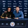 Bouaddi com Hugo Viana, diretor desportivo do Man. City. Foto: Man. City