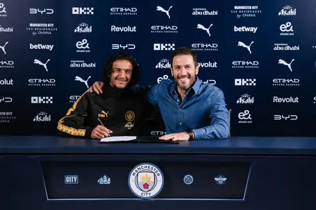 Bouaddi com Hugo Viana, diretor desportivo do Man. City. Foto: Man. City
